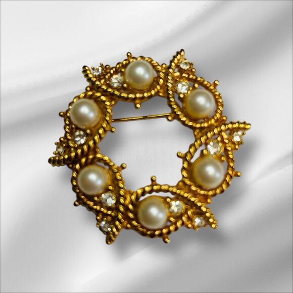 Vintage Circle Brooch Pin Faux Pearl Rhinestones Gold Tone Rope Nautical 2” - Picture 1 of 6
